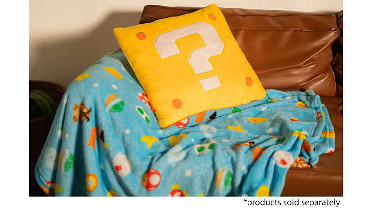 クッション・抱きまくら・ブランケット Super Mario Question Block Cushion Set Mario™ Game Night - Question Block Pillow - Nintendo Official Site